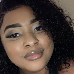 Meet your Posher, Lora